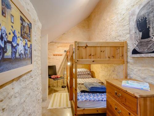 ein Schlafzimmer mit einem Etagenbett in einer Steinmauer in der Unterkunft 4 Bed in Isle of Purbeck 78042 in Kingston