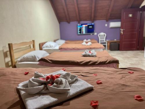 ein Zimmer mit 2 Betten und Handtüchern darauf in der Unterkunft Motel Atika in Skopje