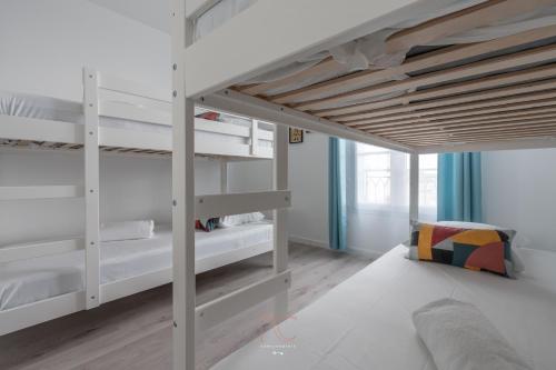 - une chambre avec des lits superposés blancs dans l'établissement *Disneyland-Paris* 8personnes, Parking, Wifi, à Serris