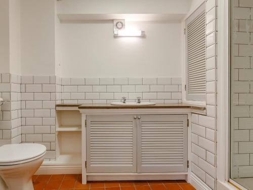 a bathroom with a toilet and a sink at 2 Bed in Falmouth 78620 in Penryn