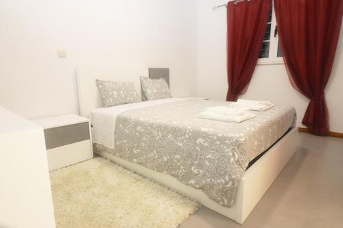 een slaapkamer met een groot bed en een tapijt bij Casa Bela Vista in Geres