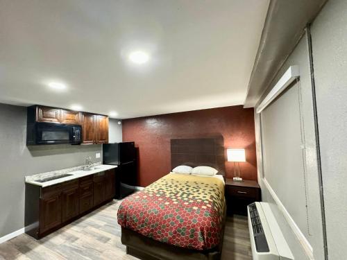 Waynesburg的住宿－Residency Inn & Studios，小房间设有床和水槽