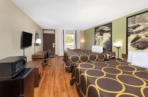 Televisyen dan/atau pusat hiburan di Super 8 by Wyndham Kingsport