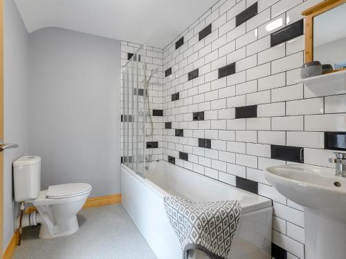 La salle de bains est pourvue d'une baignoire, de toilettes et d'un lavabo. dans l'établissement 4 Bed in Mablethorpe 78453, à Mablethorpe