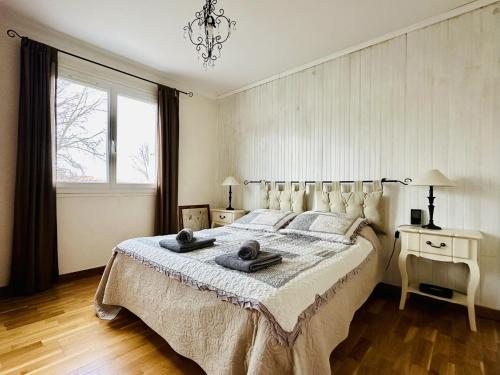 ein Schlafzimmer mit einem großen Bett mit Handtüchern darauf in der Unterkunft Maison de famille au calme quartier de la Marcelliere in Les Sables-dʼOlonne