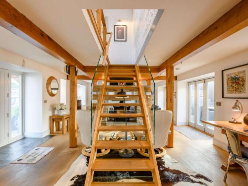 een kamer met een houten trap in een huis bij 2 Bed in West Witton G0152 in West Witton