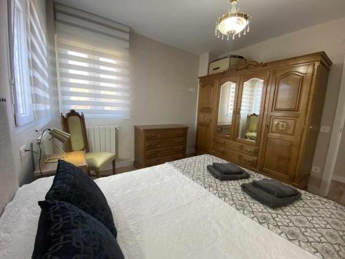 Ένα ή περισσότερα κρεβάτια σε δωμάτιο στο Mirador Solasierra vistas a la montaña y pantano