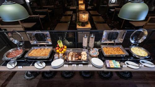 ein Buffet mit Essen auf einem Tisch in einem Restaurant in der Unterkunft Best Western Plus Tin Wis Resort in Tofino