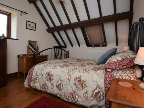 1 dormitorio con 1 cama grande y 1 mesa en 2 bed in Tatterset 77765, en Tattersett