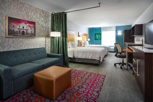 una camera d'albergo con letto e divano di Home2 Suites by Hilton San Antonio Airport, TX a San Antonio