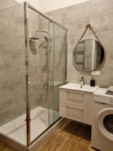 a bathroom with a shower and a sink at Rukadel - Tadeusza Kościuszki in Wrocław