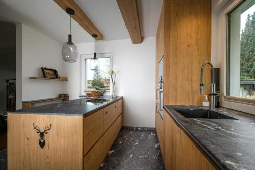 - une cuisine avec un évier et un comptoir dans l'établissement Haus Leni am Paulsberg, à Braunlage