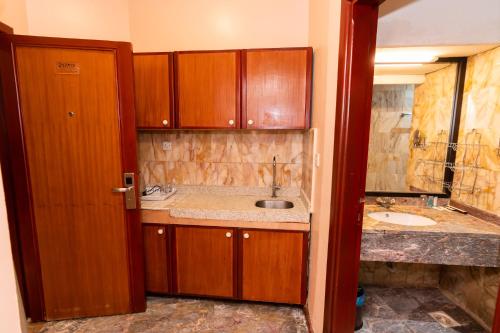 a bathroom with a sink and two sinks at فندق برج العالم in Mecca