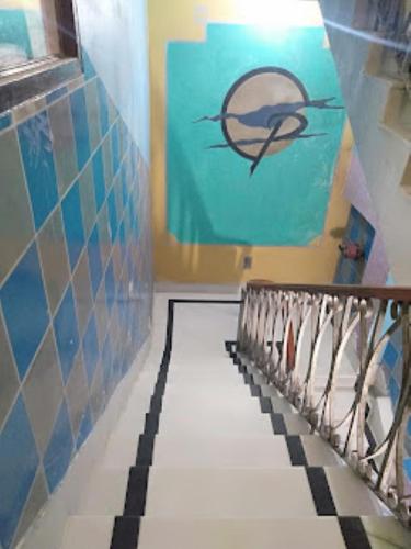 La salle de bains est pourvue de carrelage blanc et bleu. dans l'établissement Hotel City Park Guwahati, à Guwahati