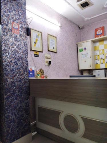 un comptoir dans un fast-food avec un registre des espèces dans l'établissement Hotel City Park Guwahati, à Guwahati