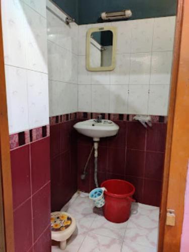 La petite salle de bains est pourvue d'un lavabo et de toilettes. dans l'établissement Hotel City Park Guwahati, à Guwahati