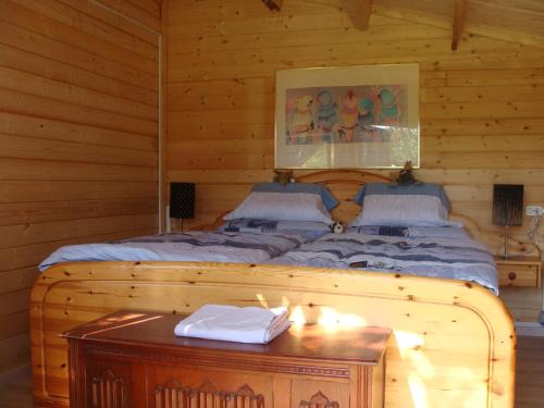 uma cama num quarto de madeira com uma mesa em NEU! Anitas Ostseefewo Nähe Lübeck em Zarpen