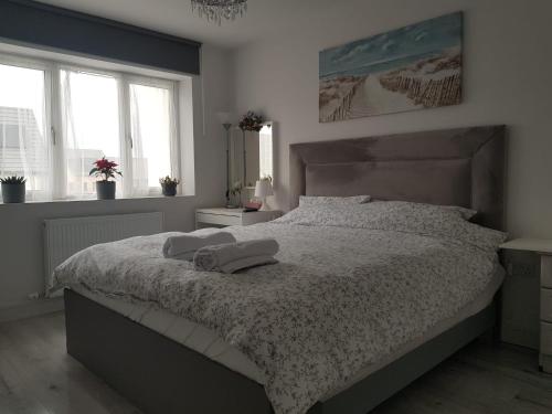 um quarto com uma cama grande com duas almofadas em Barnoaks House - New Private Room with Private Bathroom em Dublin