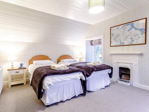 2 camas num quarto com lareira em 3 Bed in Glencoe 80624 em Glencoe