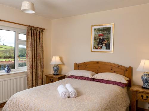 una camera da letto con un letto e due asciugamani di 3 Bed in Brecon Town BN037 a Llanspyddid