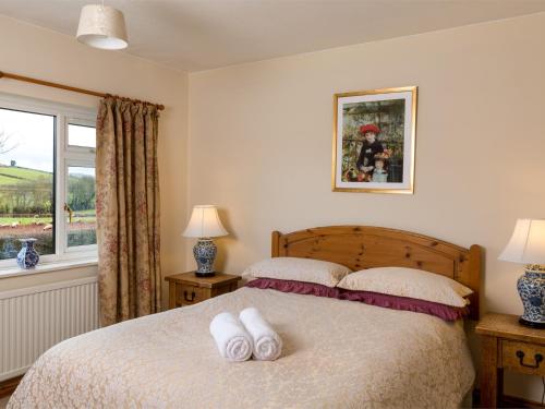 a bedroom with a bed with two towels on it at 3 Bed in Brecon Town BN037 in Llanspyddid