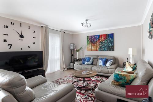 Windsor- Spacious Three Bedroom Flat