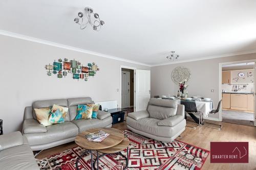 Windsor- Spacious Three Bedroom Flat – Photos 2