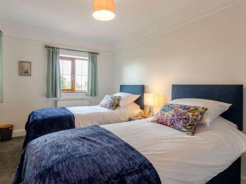 dos camas sentadas una al lado de la otra en un dormitorio en 5 bed in West Linton 81467 en West Linton