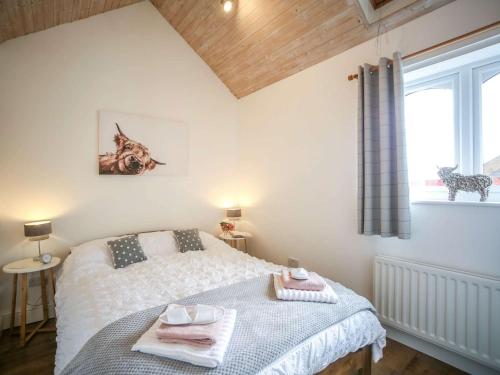 1 dormitorio con cama y ventana en 1 Bed in Nr. Rothbury 82147 en Longhorsley