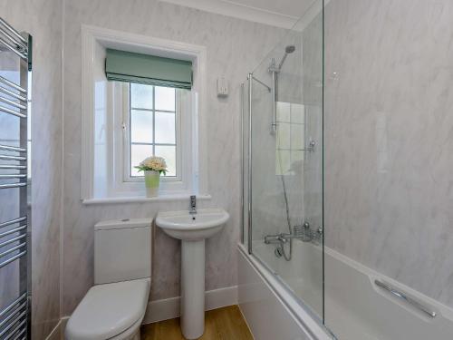 ein Bad mit einem WC, einem Waschbecken und einer Dusche in der Unterkunft 3 Bed in Aldwick 83115 in Bognor Regis