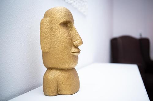 a statue of a head sitting on a table at Maier Apartment Cisnadie in Cisnădie