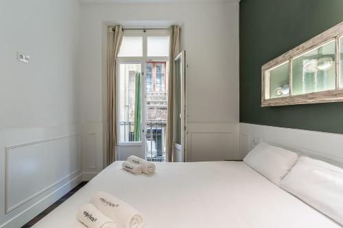 バルセロナにあるEnjoybcn Tallers Apartmentのベッドルーム1室(ベッド1台、タオル2枚付)