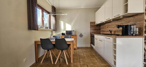ヴィンターベルクにあるWinterberg Sport Apartment 5のキッチン(テーブル、椅子付)