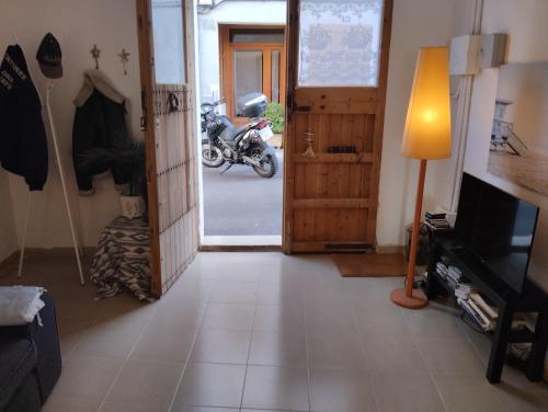 ein Zimmer mit einer Tür und einem Motorrad, das draußen geparkt ist in der Unterkunft Can Polta in Santa Margalida