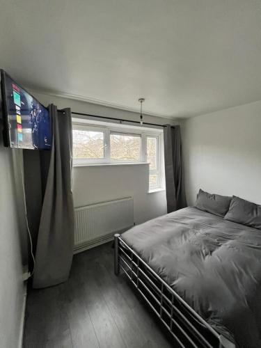 una camera con letto e TV a schermo piatto di Holloway Ap a Londra