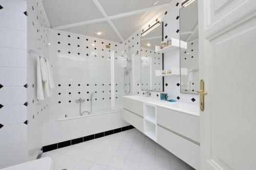 ein weißes Badezimmer mit einer Badewanne und einem Waschbecken in der Unterkunft Spanish Steps Family Home by TreasureRome in Rom