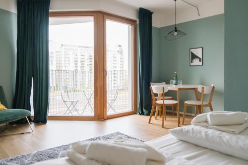 1 dormitorio con mesa y sillas y comedor en Decorous cozy city view suite en Viena