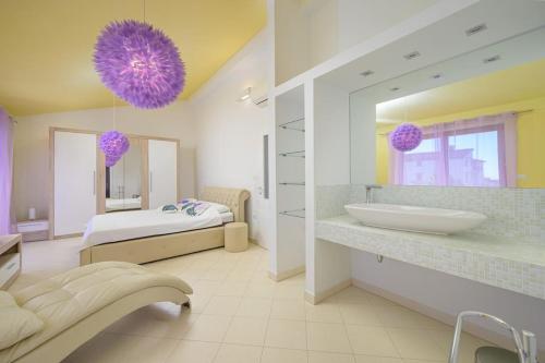 a large bathroom with a sink and a bed at Villa Lana by IstriaLux in Vodnjan