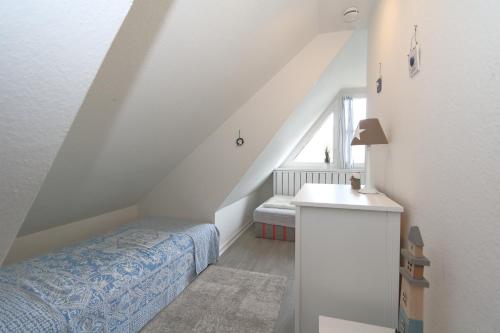 ヴェスターラントにあるSüdstrand 12の屋根裏のベッドルーム(ベッド1台、窓付)