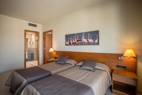 Un pat sau paturi într-o cameră la Hotel Rull