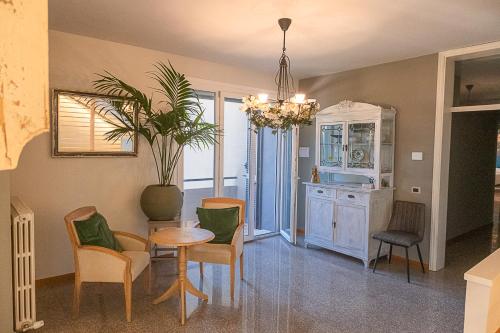 a dining room with a table and chairs at Bea&Berto - B&B - in Trebbiantico