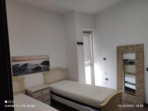 ein kleines Schlafzimmer mit einem Bett und einem Fenster in der Unterkunft Casamia in Tricase