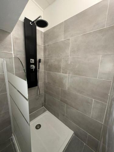 bagno con doccia e servizi igienici di AZUR HOTEL a Saint-Denis