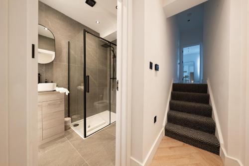 łazienka z kabiną prysznicową i schodami w obiekcie The Battersea Scenery - Elegant 2BDR Flat w Londynie