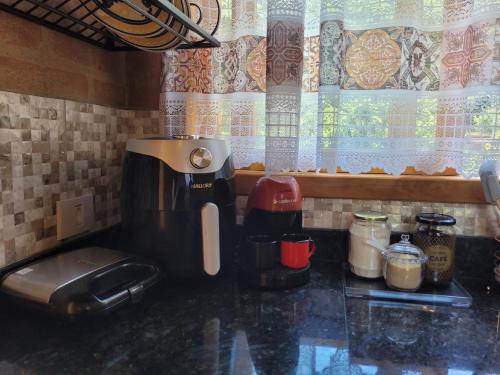 a coffee maker on a counter in a kitchen at Chalé Petra - Recanto da Pedra in São Bento do Sapucaí