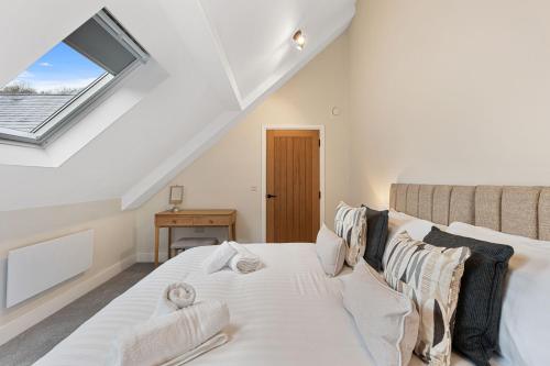 Schlafzimmer mit einem großen weißen Bett und einem Fenster in der Unterkunft Rock Mill 42 Middleton in Tideswell