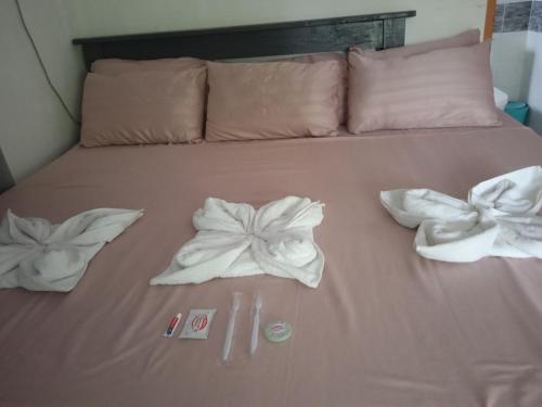 ein Bett mit Handtüchern und Zahnbürsten darauf in der Unterkunft Sarah's Garden BnB & Spa in Clarin