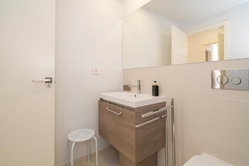 ein weißes Badezimmer mit einem Waschbecken und einem Stuhl in der Unterkunft Bonifacio in Villacosta