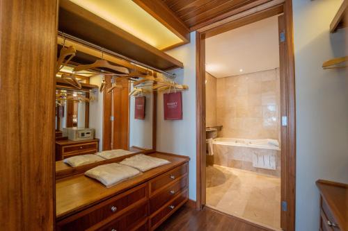 La salle de bains est pourvue d'une douche, d'un lavabo et d'une baignoire. dans l'établissement George V Alto De Pinheiros, à São Paulo