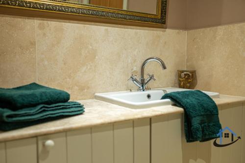 Bilik mandi di Stanwick Studio, cosy country studio, sleeps 4, parking, wifi